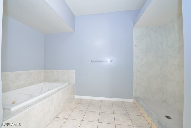1229 Claremont St E in Lehigh Acres, FL - Foto de edificio - Building Photo