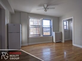 737 W Belmont Ave, Unit 214-RA in Chicago, IL - Building Photo