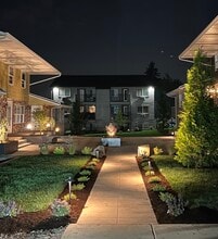 Courtyard on Hogan in Gresham, OR - Foto de edificio - Building Photo