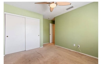 21553 Oak Dr in Santa Clarita, CA - Foto de edificio - Building Photo