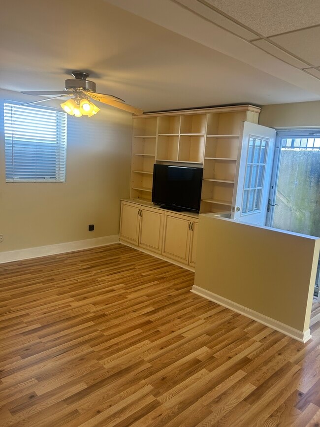 49 Broadway Ave in Sayville, NY - Foto de edificio - Building Photo