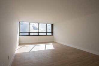 3 Grove Isle Dr in Miami, FL - Building Photo - Building Photo