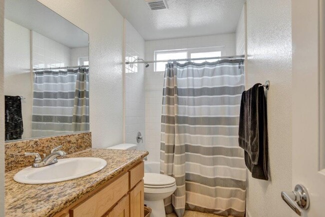 418 Upham St, Unit 418B in Petaluma, CA - Foto de edificio - Building Photo