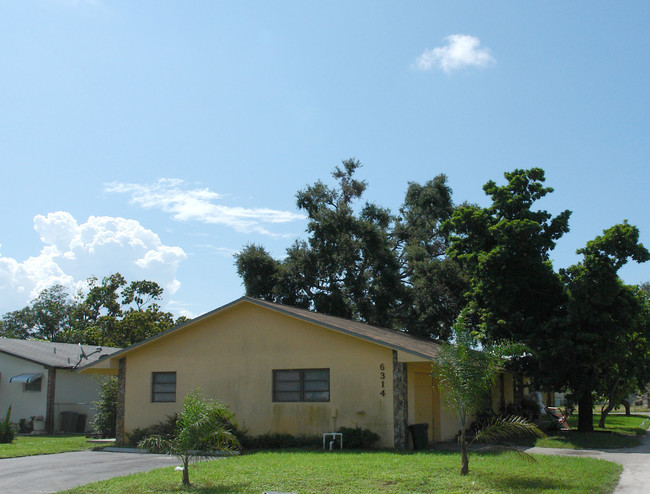 6314 SW 25th St in Miramar, FL - Foto de edificio - Building Photo