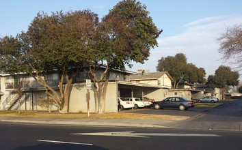 Galaxie Apartments in Los Banos, CA - Building Photo - Building Photo