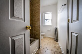 8141 S Kingston Ave Chicago, IL 60617 in Chicago, IL - Building Photo - Building Photo