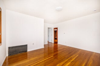 19 Puritan Rd, Unit 2 in Somerville, MA - Foto de edificio - Building Photo