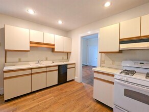 17 Howe St in Somerville, MA - Building Photo - Building Photo