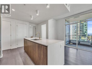 6511 Sussex Ave in Burnaby, BC - Building Photo - Building Photo