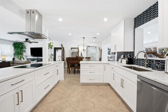 1639 NE 27th Dr in Wilton Manors, FL - Building Photo - Building Photo