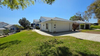 6048 Topsail Rd in Lady Lake, FL - Building Photo