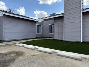 1310 Loughborough Dr in Merced, CA - Building Photo - Building Photo