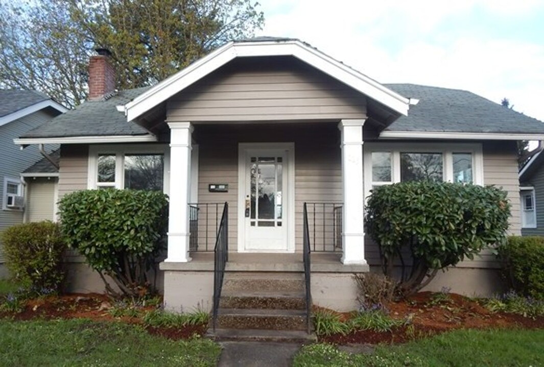 1625 Capitol St NE in Salem, OR - Building Photo