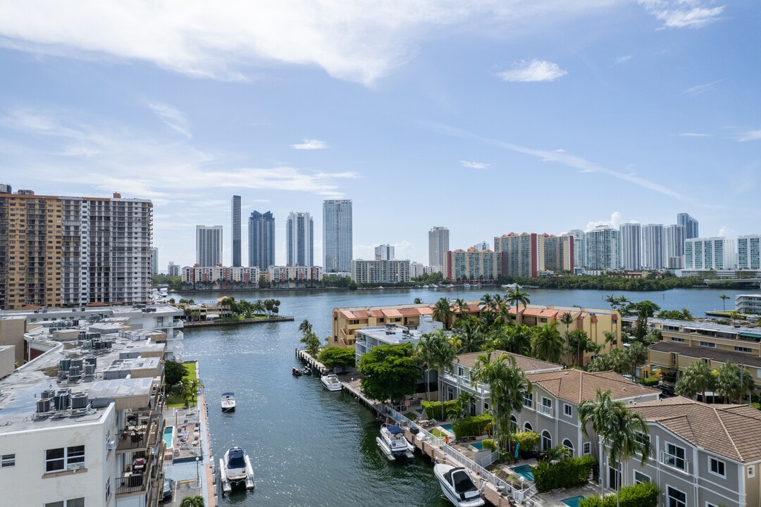 Aquarius By The Sea in Miami, FL - Foto de edificio
