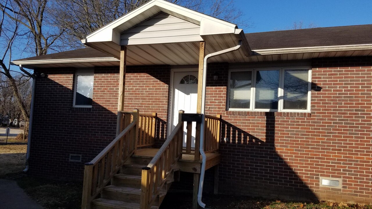 514 E Monroe St, Unit 514 E. Monroe A in Pittsburg, KS - Building Photo