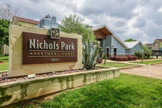 Nichols Park in Austin, TX - Foto de edificio - Building Photo