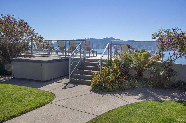 747 Tiburon Blvd in Tiburon, CA - Building Photo - Building Photo