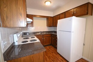 215 W South St in Bolivar, MO - Building Photo