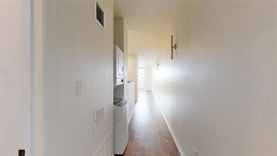 206 N Main St, Unit 122 in Bryan, TX - Foto de edificio - Building Photo