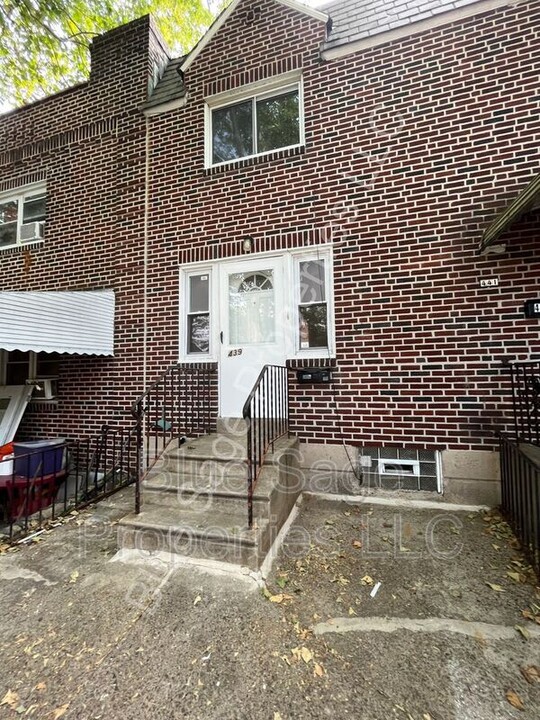 439 Glendale Rd in Upper Darby, PA - Building Photo