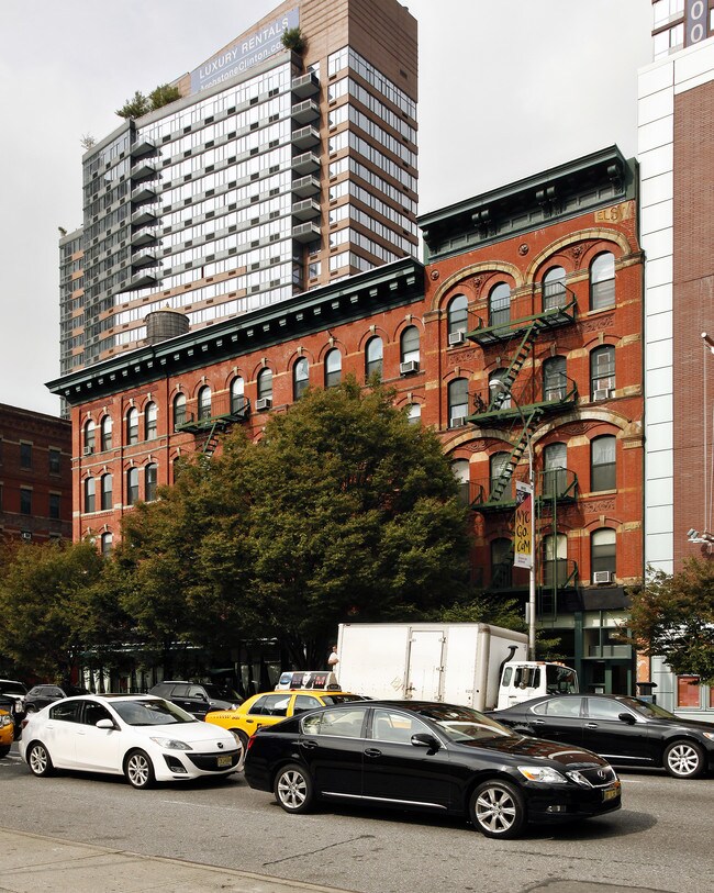 773-777 10th Ave in New York, NY - Foto de edificio - Building Photo
