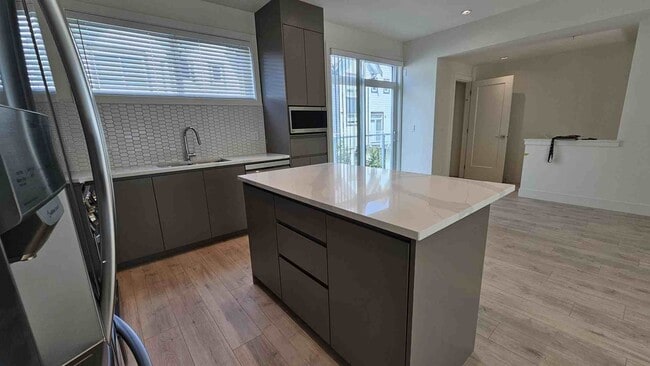 23785 Dewdney Trunk Rd in Maple Ridge, BC - Building Photo - Building Photo