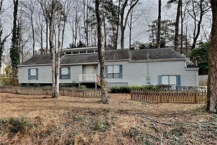 2731 Georgian Terrace in Marietta, GA - Building Photo