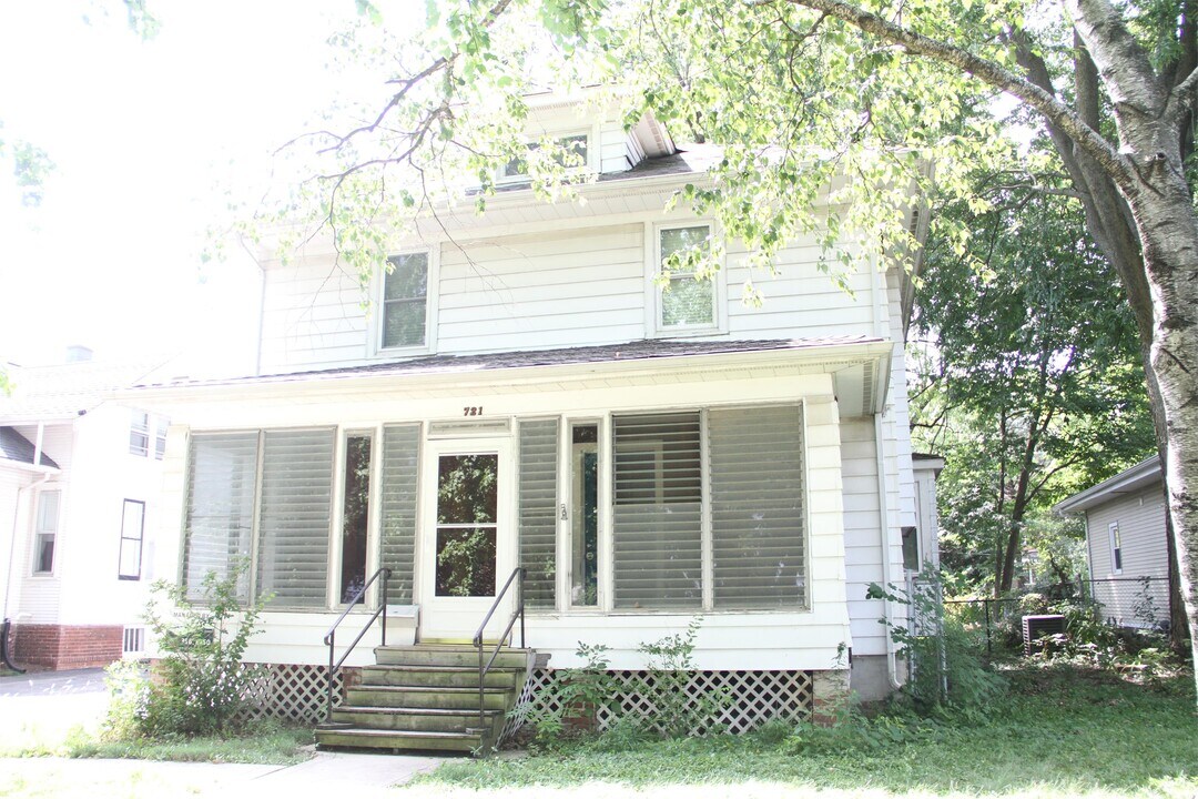 721 S Prairie St in Champaign, IL - Building Photo