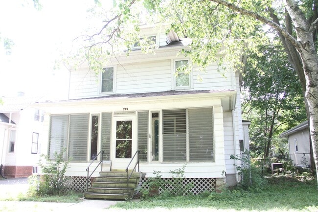 property at 721 S Prairie St