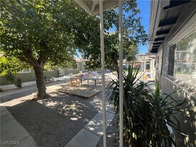 221 S 10th St in Las Vegas, NV - Building Photo