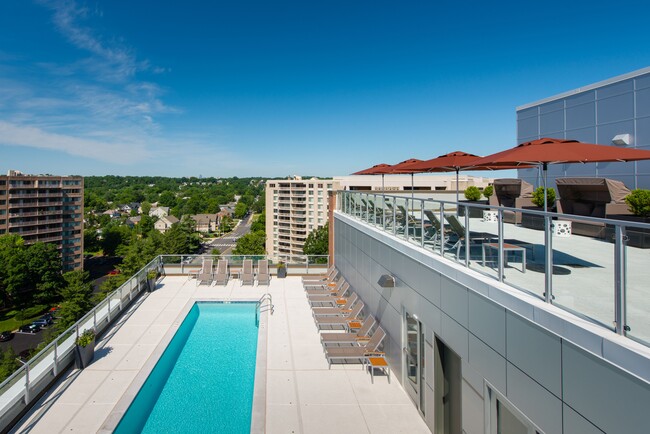 Crystal Flats in Arlington, VA - Foto de edificio - Building Photo