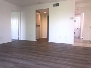 5094 Via Manos in Oceanside, CA - Building Photo - Building Photo