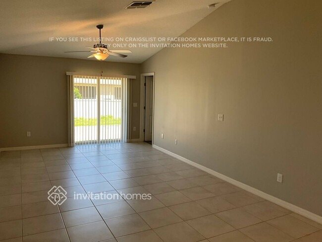 2204 Jungle Dr in Ruskin, FL - Foto de edificio - Building Photo