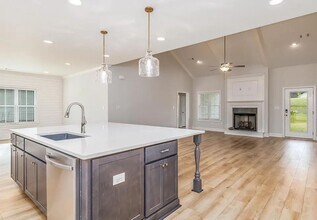 1737 Cushman Dr in Opelika, AL - Building Photo - Building Photo
