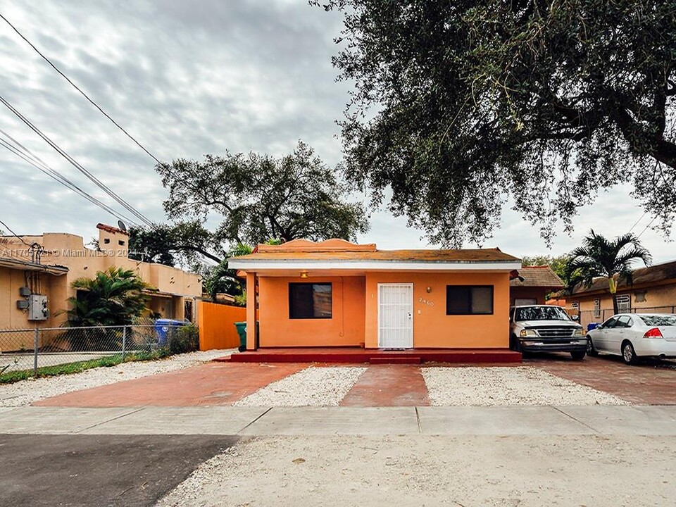 2460 NW 15th St in Miami, FL - Building Photo