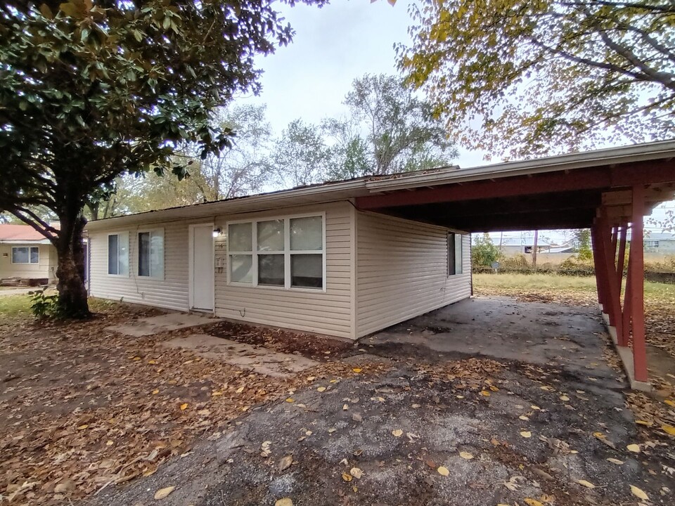 16 E Adams Dr in Cahokia Heights, IL - Foto de edificio