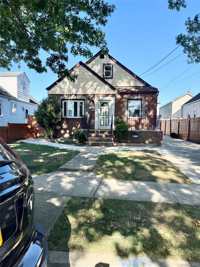 166 Belmont Blvd in Elmont, NY - Building Photo - Building Photo
