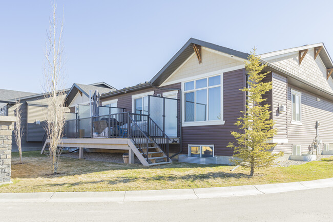 61 Fireside Cir in Cochrane, AB - Building Photo - Building Photo