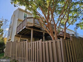 6010 Lands End Ln in Alexandria, VA - Building Photo