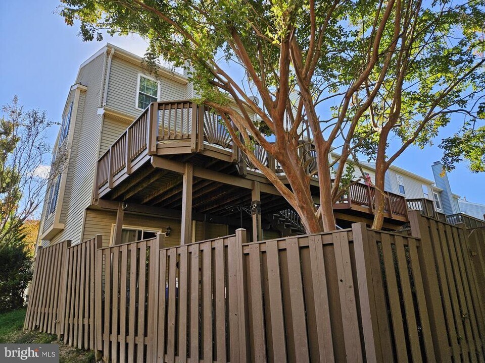 6010 Lands End Ln in Alexandria, VA - Building Photo