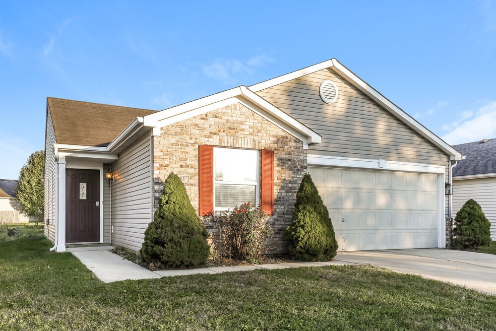 8561 Bluff Point Dr in Indianapolis, IN - Building Photo