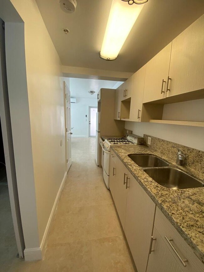 220 Collins Ave in Miami, FL - Building Photo - Building Photo