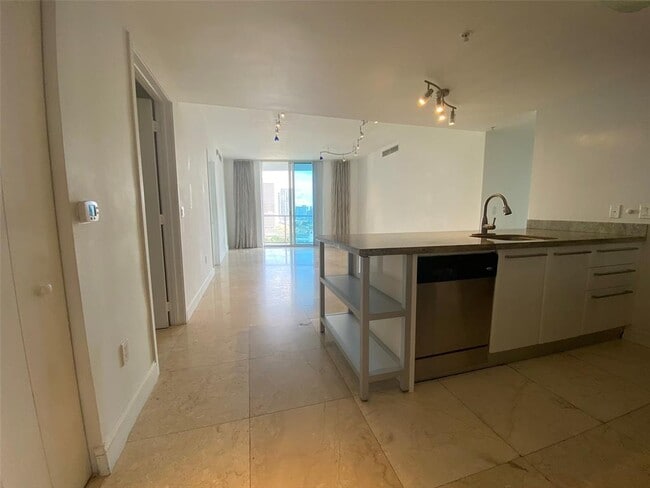 185 SW 7th St, Unit 1709 in Miami, FL - Building Photo - Building Photo