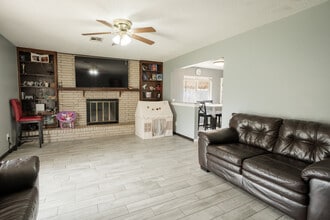 2308 SW 76th St in Oklahoma City, OK - Foto de edificio - Building Photo