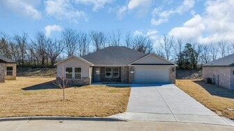 706 Indian Plns Rd in Ardmore, OK - Building Photo