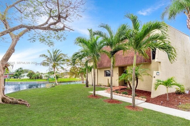 8980 Palm Tree Ln in Pembroke Pines, FL - Foto de edificio - Building Photo