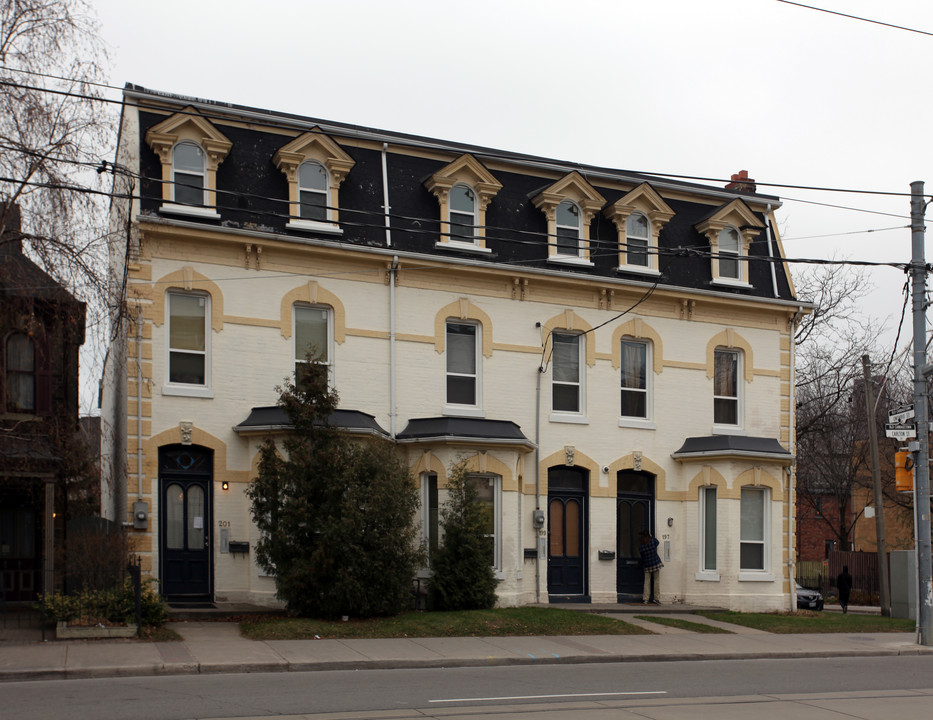 197-201 Carlton St in Toronto, ON - Building Photo