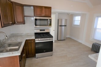 45 Laurel St, Unit Apt 2 in Patchogue, NY - Building Photo - Building Photo