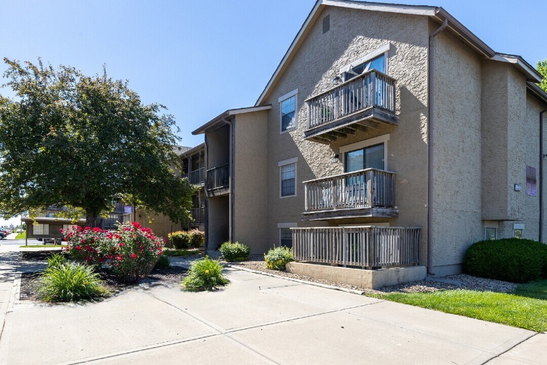 Southfork Apartments in Olathe, KS - Building Photo