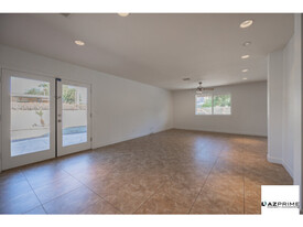 5301 N 43rd Pl in Phoenix, AZ - Foto de edificio - Building Photo